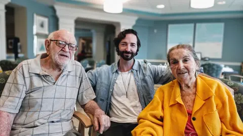 Micah Herman con sus abuelos