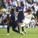 Kubo lanza a portería en el partido del Real Madrid contra el Tottenham
