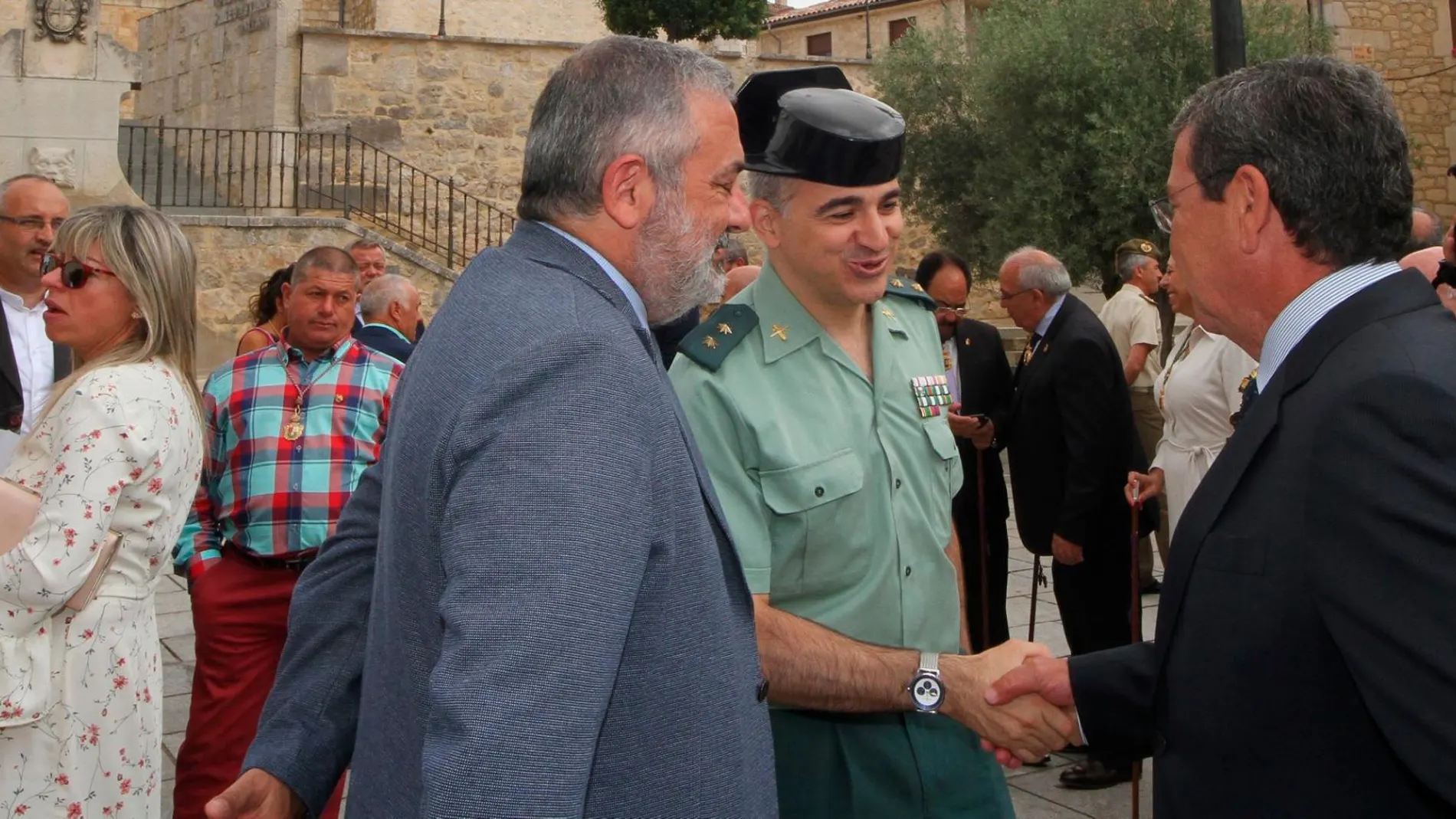 El presidente de la Diputación de Burgos, César Rico, estrecha la mano al Teniente Coronel de la Guardia Civil de Burgos, Alfonso Martín, en presencia del subdelegado del Gobierno en Burgos, Pedro de la Fuente
