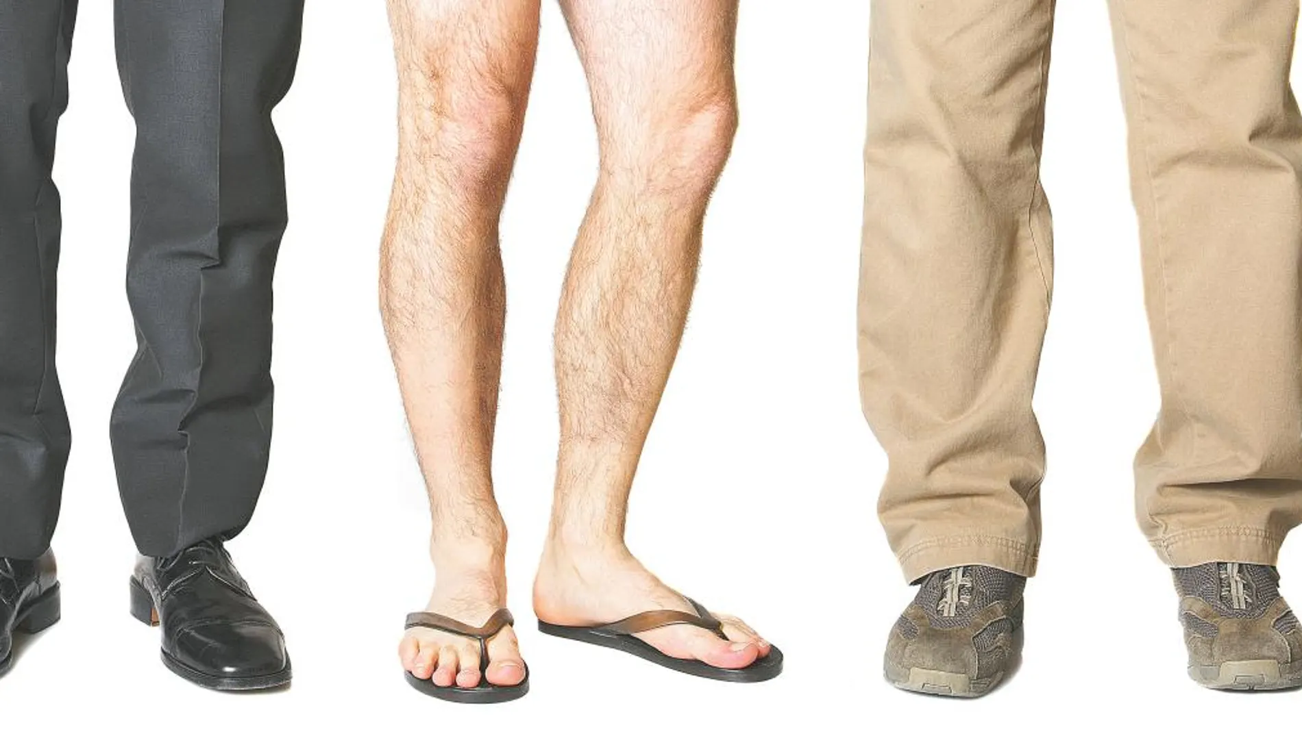DEL ZAPATO A LAS FLIP FLOP. Mientras que las mujeres suelen vestir prendas cortas en verano, es raro ver a un hombre con «shorts» y chanclas en el trabajo