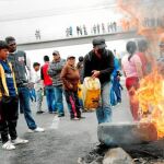 Manifestantes ecuatorianos en una barricada en Quito/Reuters