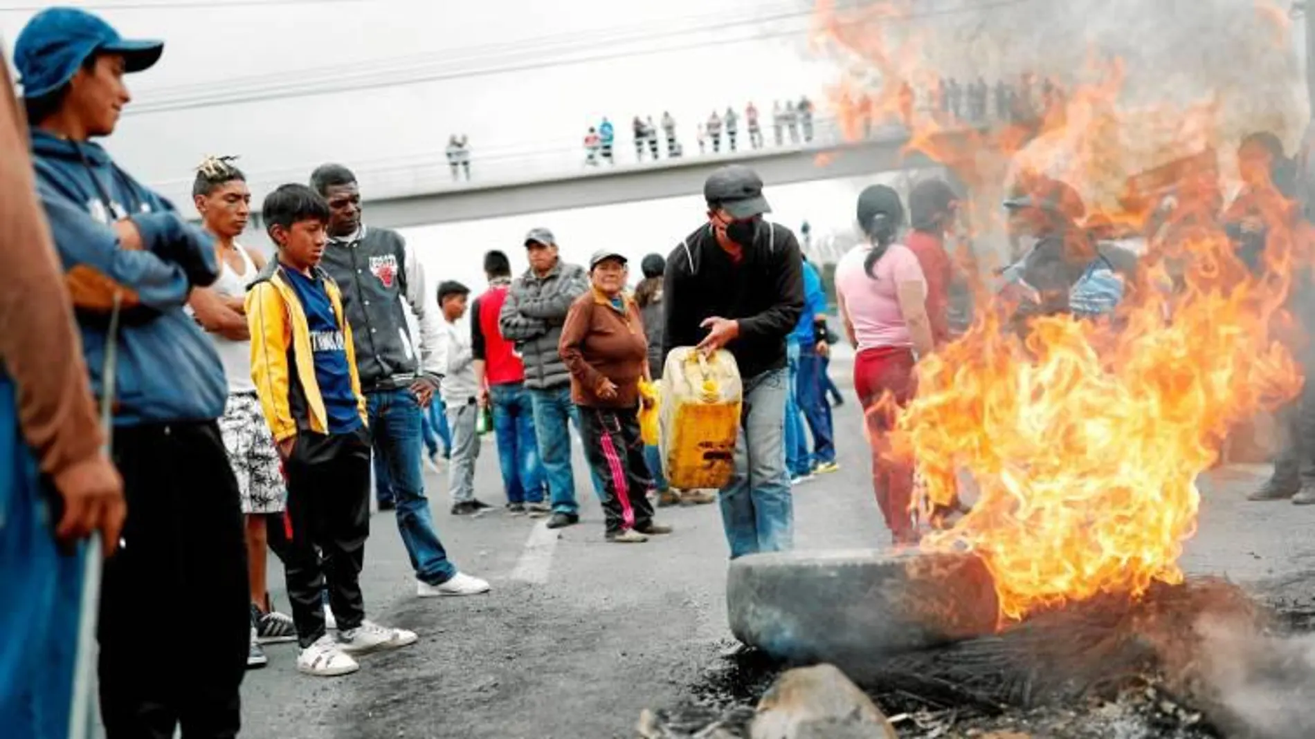 Manifestantes ecuatorianos en una barricada en Quito/Reuters