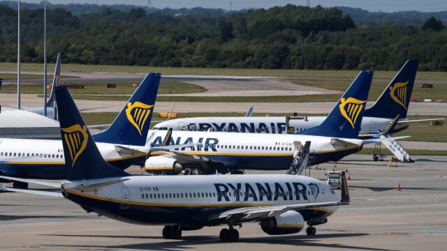 Varios aviones de Ryanair en un aeropuerto británico