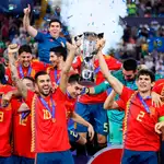 Los jugadores de España celebra su triunfo ante Alemania en la final / Reuters