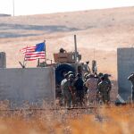Tropas estadounidenses y turcas en un puesto fronterizo en la ciudad turca de Akcakale/Reuters