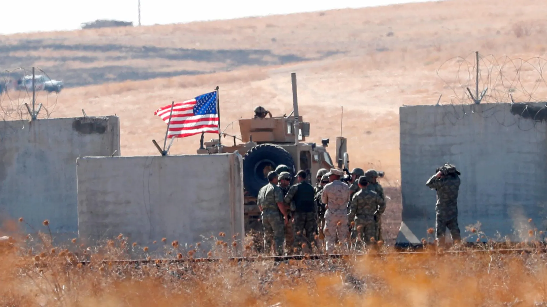 Tropas estadounidenses y turcas en un puesto fronterizo en la ciudad turca de Akcakale/Reuters