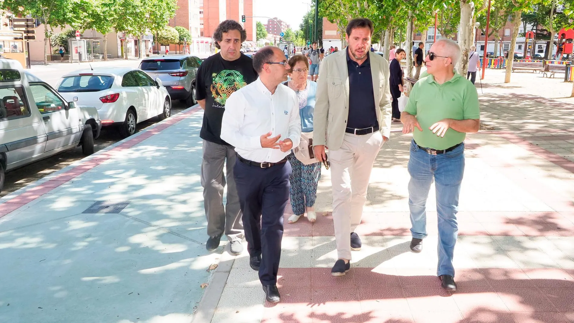 El alcalde de Valladolid, Óscar Puente, y el concejal de Movilidad, Luis Vélez, visitan las obras del carril bici de la avenida de Palencia.
