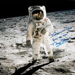 Fotografía tomada por Buzz Aldrin y firmada por él mismo, en la que se ve a Armstrong en Tranquility Base (precio de salida: entre 7.000 y 9.000 dólares)