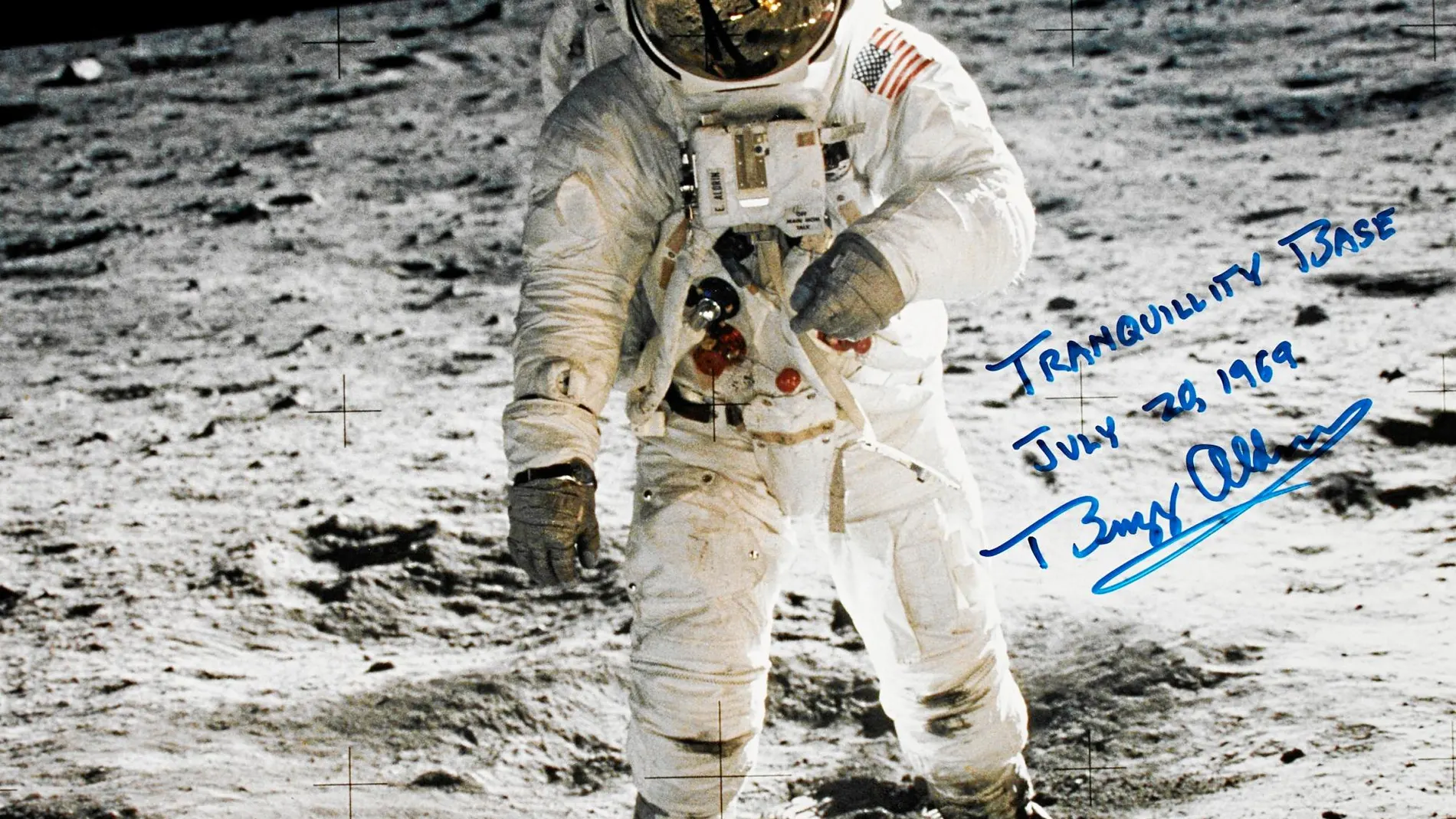 Fotografía tomada por Buzz Aldrin y firmada por él mismo, en la que se ve a Armstrong en Tranquility Base (precio de salida: entre 7.000 y 9.000 dólares)