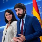 Los diputados de Vox Manuel Mariscal y Macarena Olona, durante su intervención en la rueda de prensa ofrecida por el partido este martes en el Congreso de los Diputados / Foto: Efe