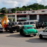 Varios coches hacen cola para rellenar el depósito en una gasolinera de La Habana/AP