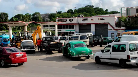 Varios coches hacen cola para rellenar el depósito en una gasolinera de La Habana/AP