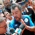 El vicepresidente italiano, el ultraderechista Matteo Salvini, responde a la prensa en un acto preelectoral en Tarmoli