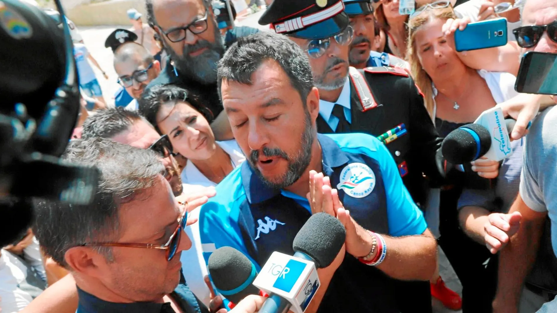 El vicepresidente italiano, el ultraderechista Matteo Salvini, responde a la prensa en un acto preelectoral en Tarmoli