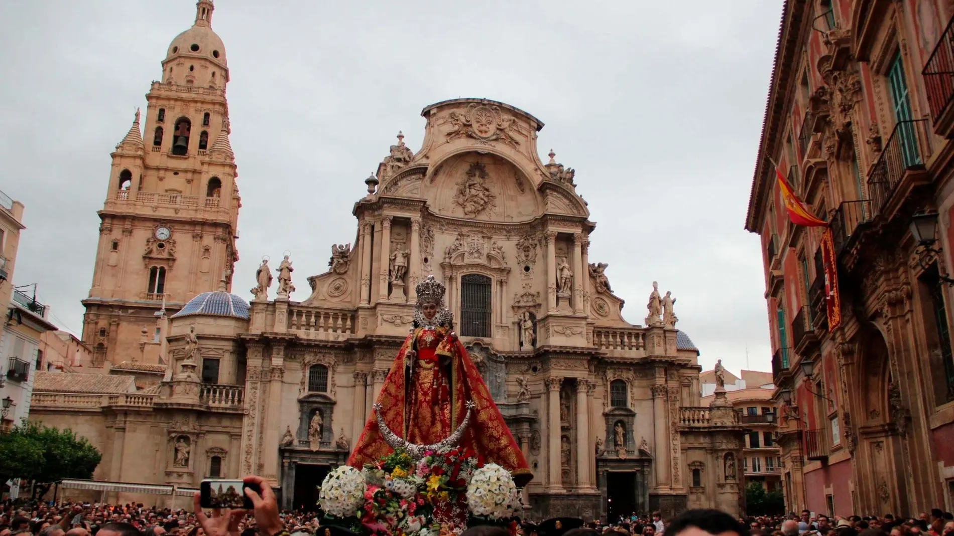 La Virgen de la Fuensanta en una imagen de a su llegada a la Catedral del Murcia tras la bajada en romería desde su santuario para participar en la Feria