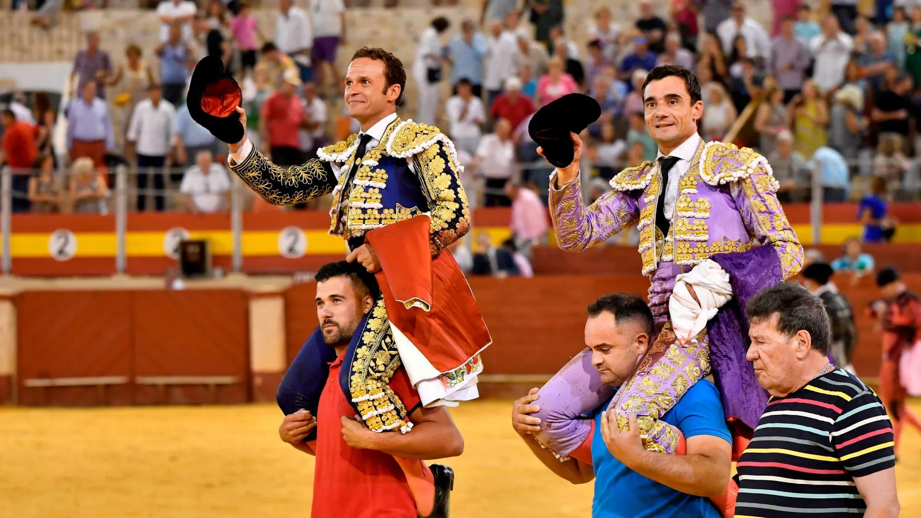 Los diestros Antonio Ferrera (i) y Paco Ureña (d) salen a hombros tras el festejo taurino celebrado hoy domingo en el coso tarurino de Almería. / Efe