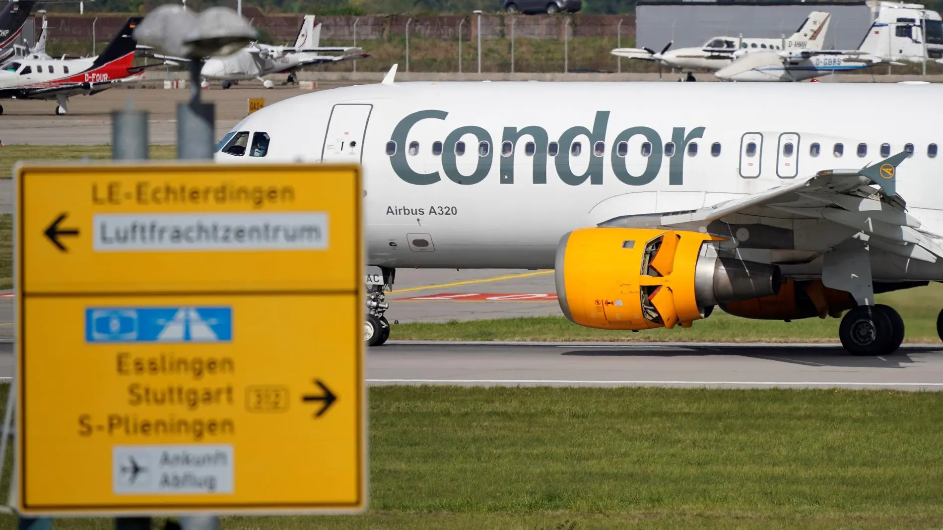 Un avión de Condor en un aeropuerto alemán