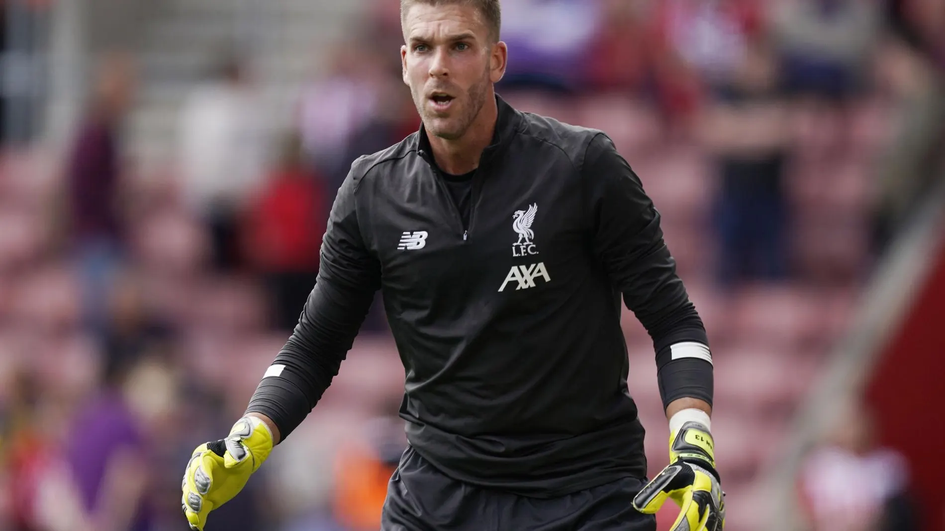 [Southampton (United Kingdom), 17/08/2019.- Liverpool's goalkeeper Adrian warms up ahead][of the English Premier League soccer match between Southampton and Liverpool at St Mary's Stadium, Southampton]