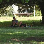 Los parques suelen ser algunos de los lugares en los que los jóvenes realizan el conocido como botellón