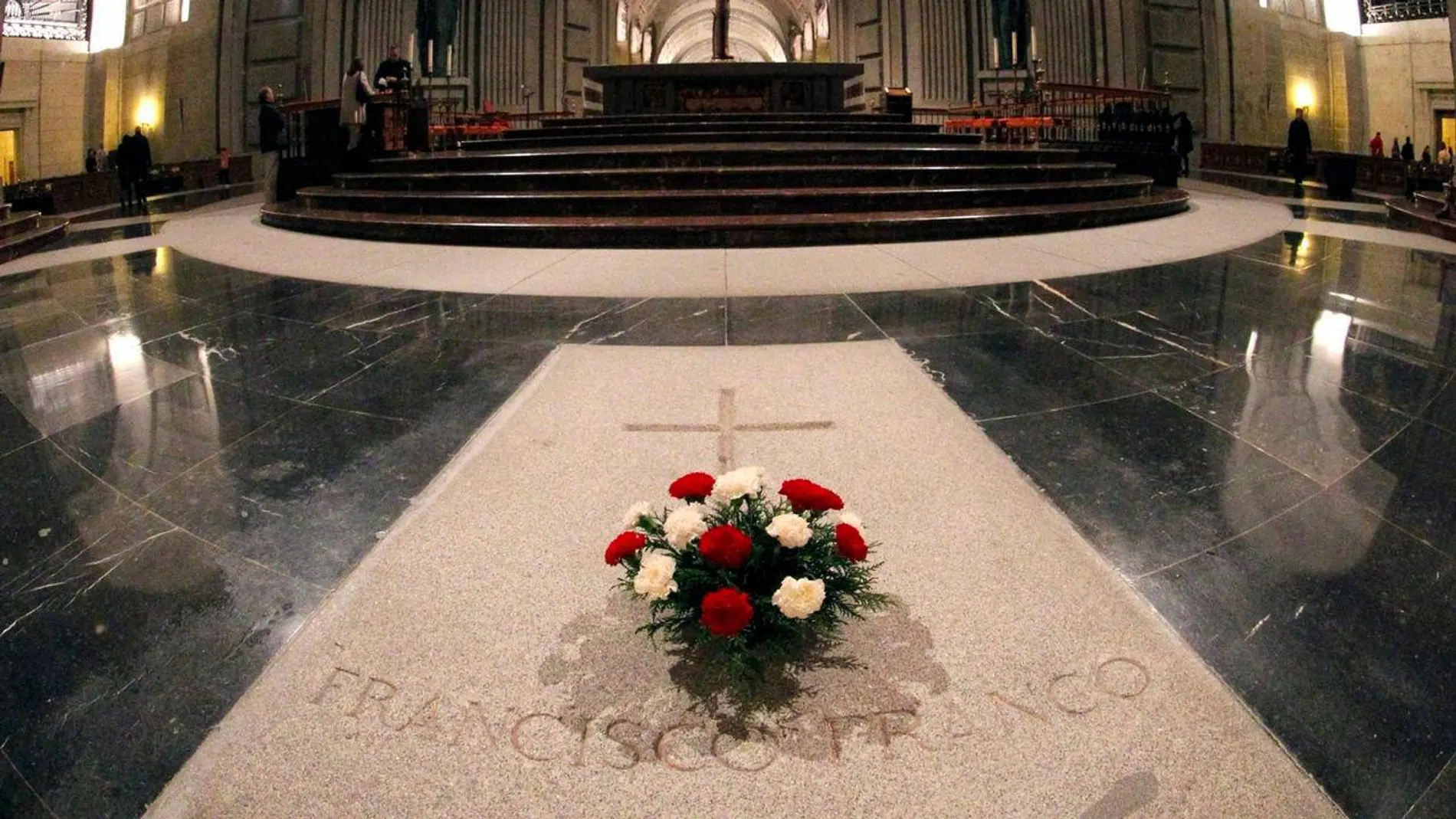 Imagen de la tumba de Franco en la Basílica del Valle de los Caídos antes del traslado de los restos al cementerio de Mingorrubio