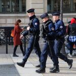 Agentes de la policía patrullan frente a la sede de la policía en París/AP
