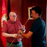 El alcalde del Grupo Independiente de Huarte (GIH), Iñaki Crespoentrega el bastón de mando al cabeza de lista de EH Bildu en Huarte, Alfredo Arruiz