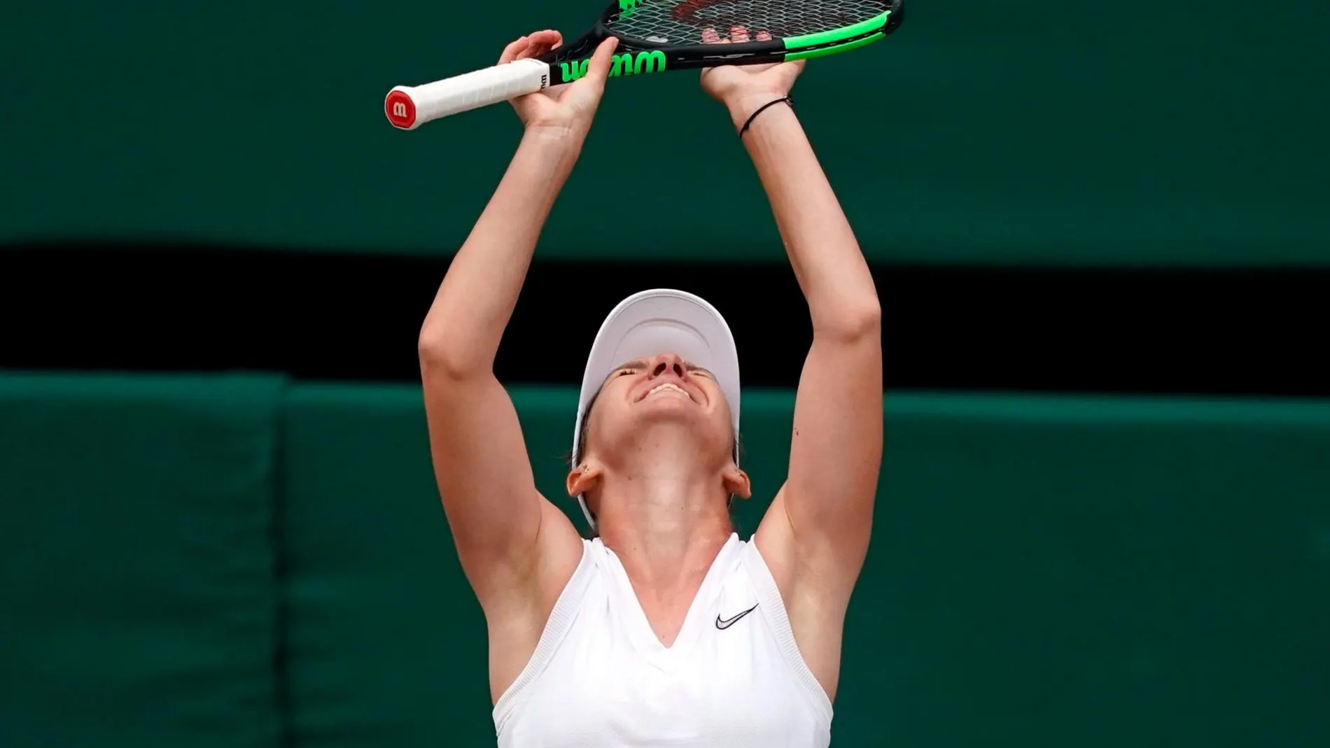 La rumana Simona Halep celebra su victoria ante Serena Williams en la final de Wimbledon. Efe