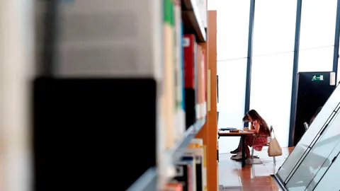 Varios estudiantes en la biblioteca Rafael Alberti