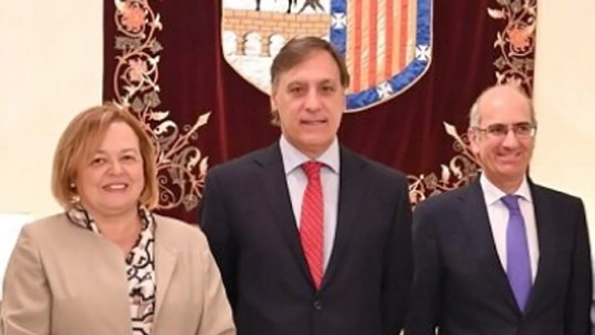 Carlos García Carbayo, Javier Iglesias y Rosa Menéndez firman la cesión