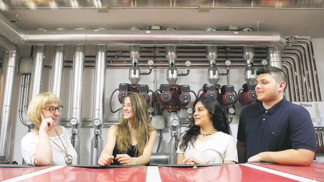La profesora Carmen Rocío Rodríguez, con sus alumnos María Carrero, Elisa Casarrubio y Alejandro Boyco en la sala de calderas de su instituto