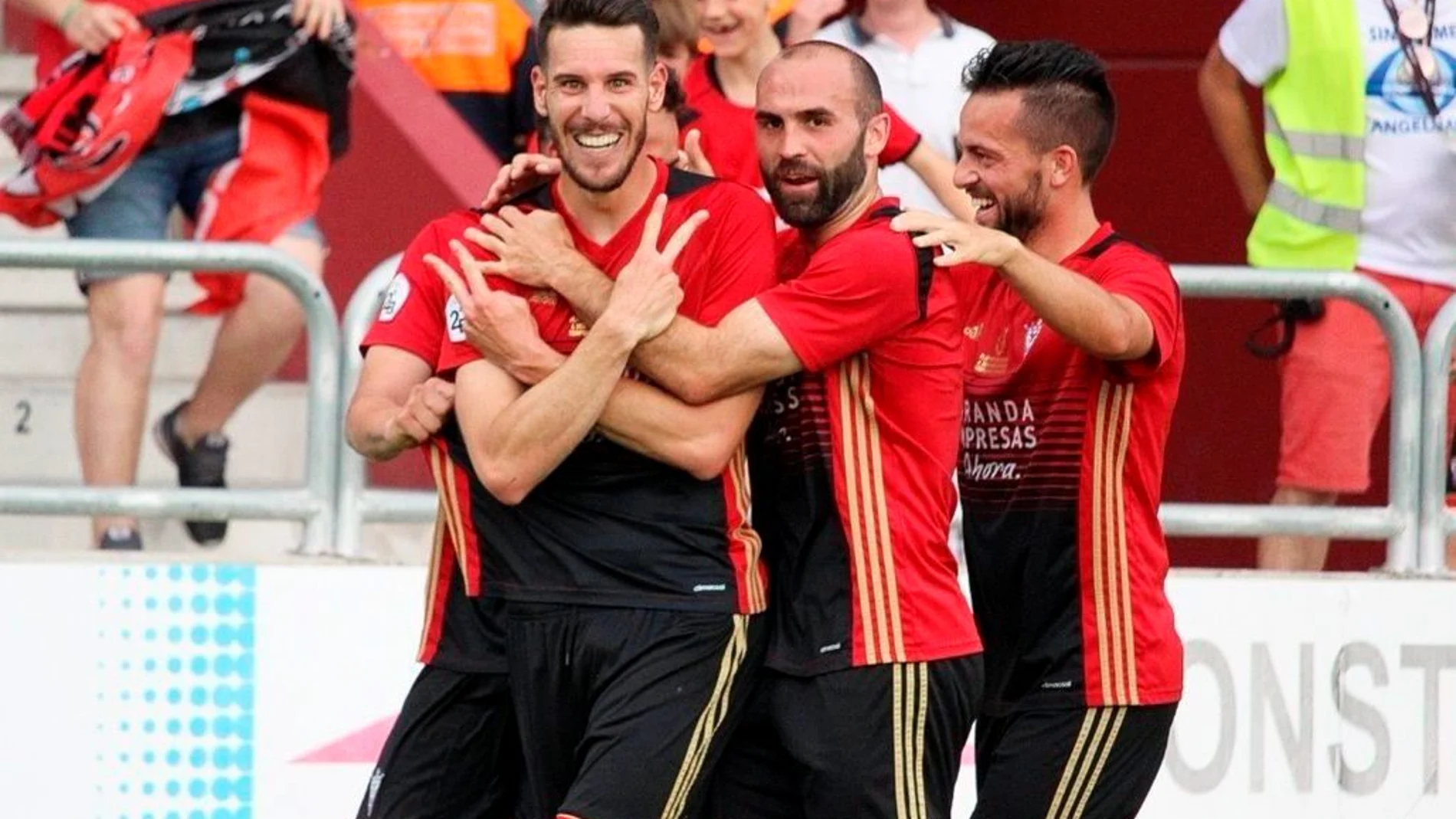 Los jugadores del Mirandés celebran el gol de Matheus, decisivo para lograr el ascenso a Segunda División