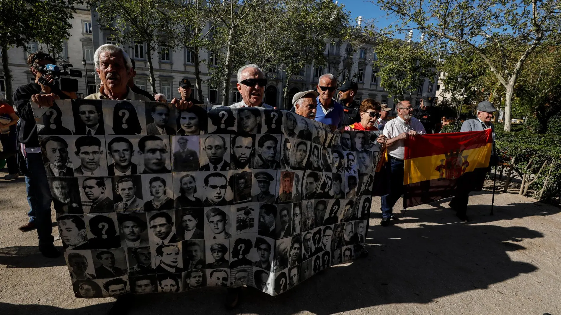 Concentración frente al Supremo contra el entierro de Franco en la catedral de La AlmudenaFoto: Gonzalo Pérez