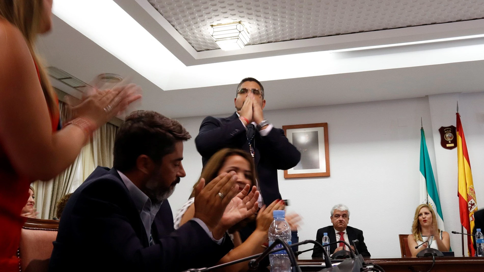 El socialista Josele González tras ser nombrado nuevo regidor del Ayuntamiento de la localidad malagueña / EFE