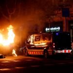 Furgones de los Mossos d'Esquadra durante los disturbios en Barcelona. EFE/Toni Albir
