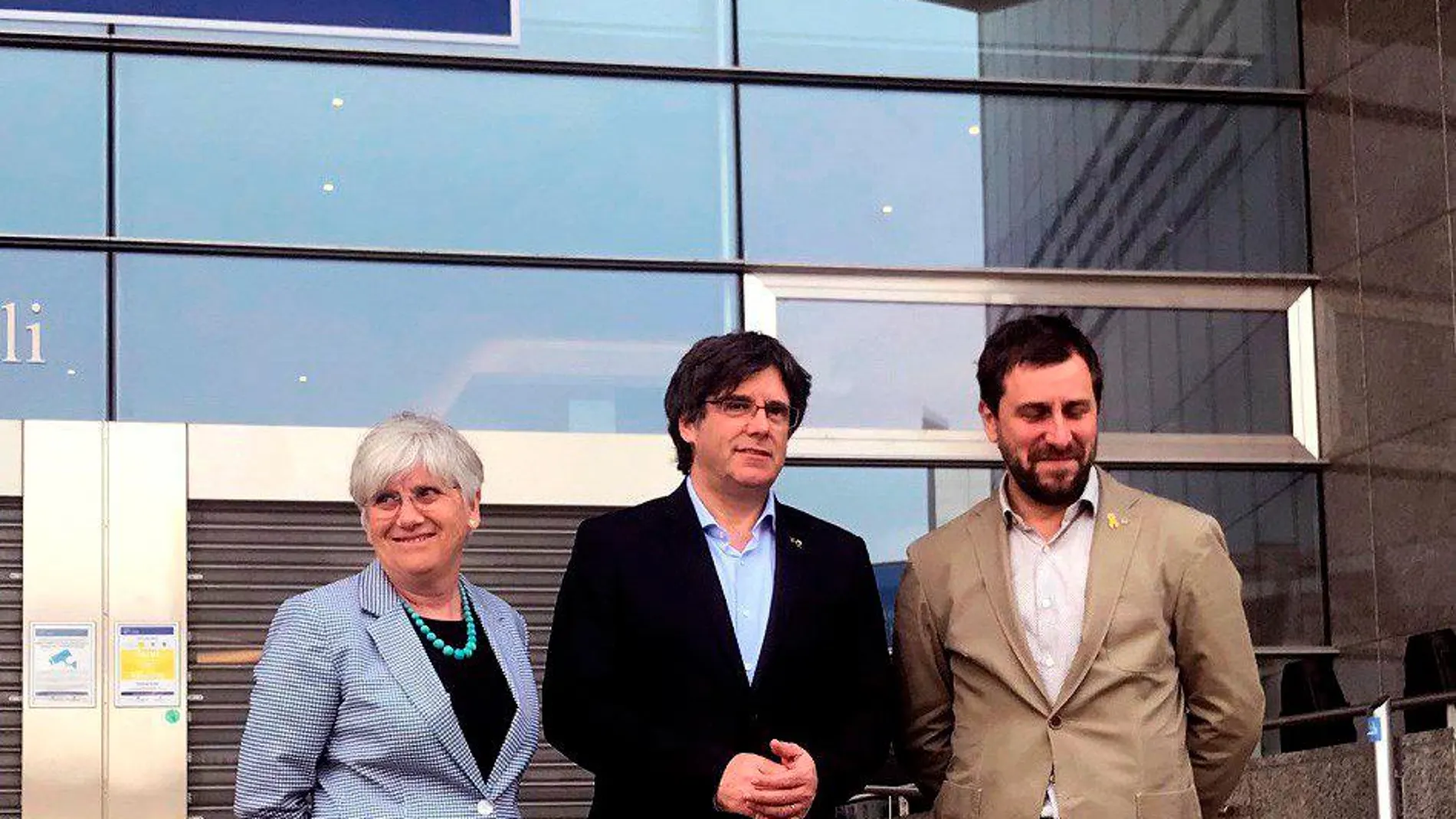 Carles Puigdemont acompañado de Clara Ponsatí y Toni Comín,