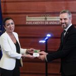 El consejero de Hacienda, Juan Bravo, entregó el proyecto de Presupuestos a la presidenta del Parlamento de Andalucía, Marta Bosquet / Manuel Olmedo