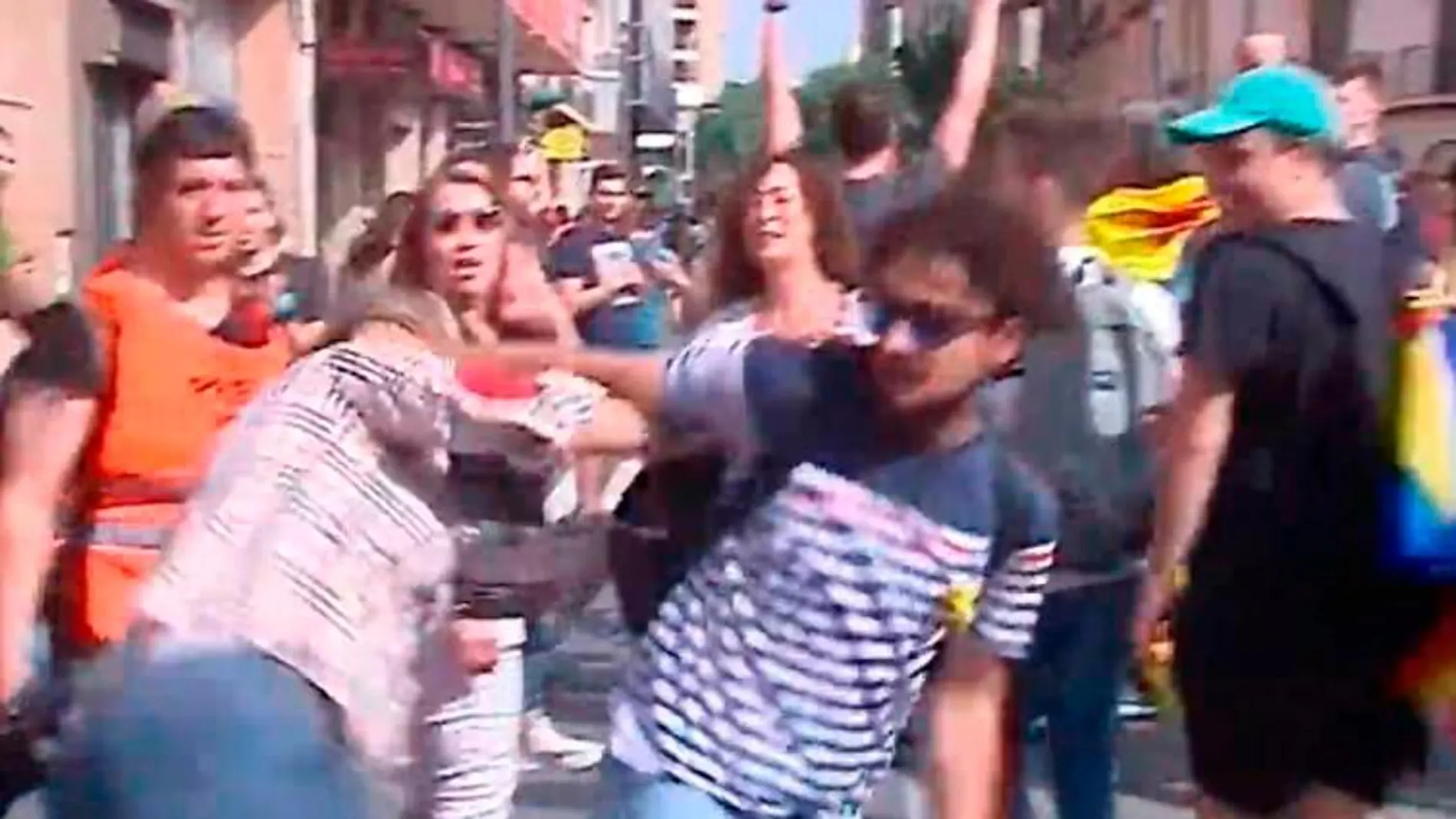 Detenido por golpear a una mujer con una bandera española en Tarragona