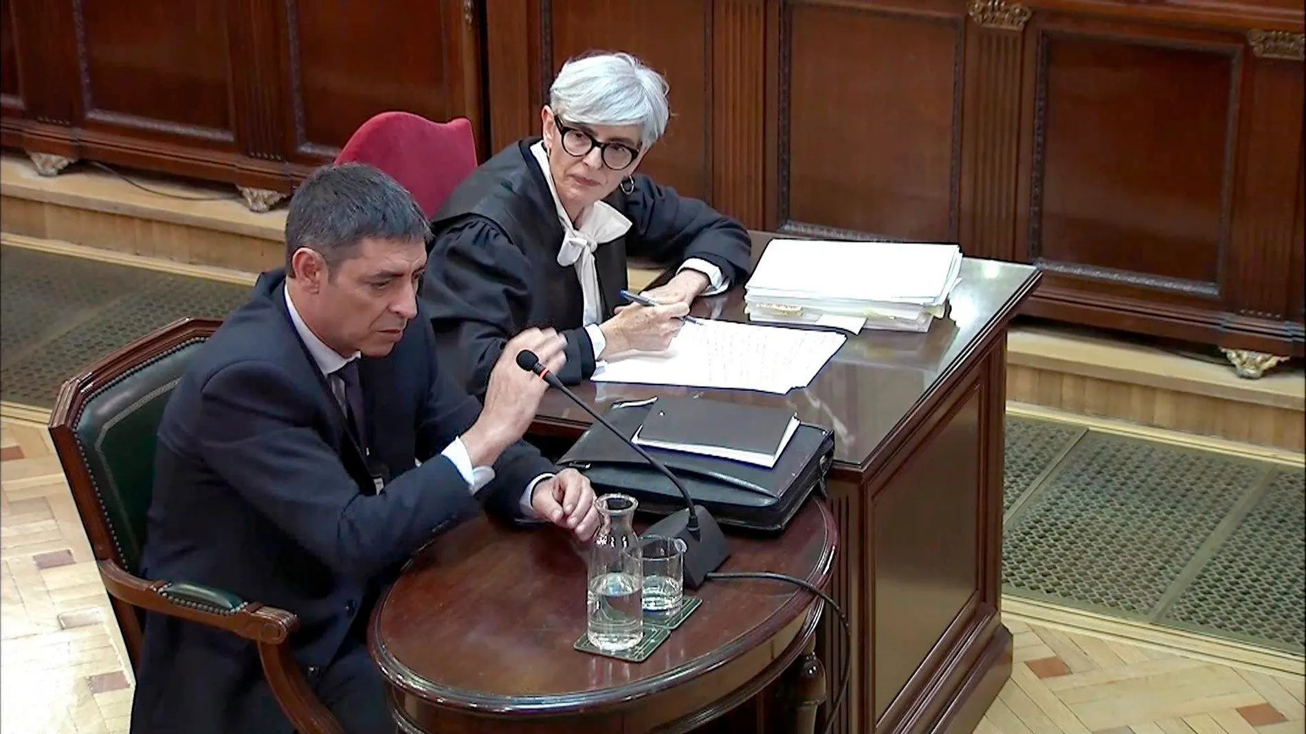 Josep Lluís Trapero, junto a su abogada, Olga Tubau, durante su declaración como testigo en el juicio del "procés" en marzo del pasado año