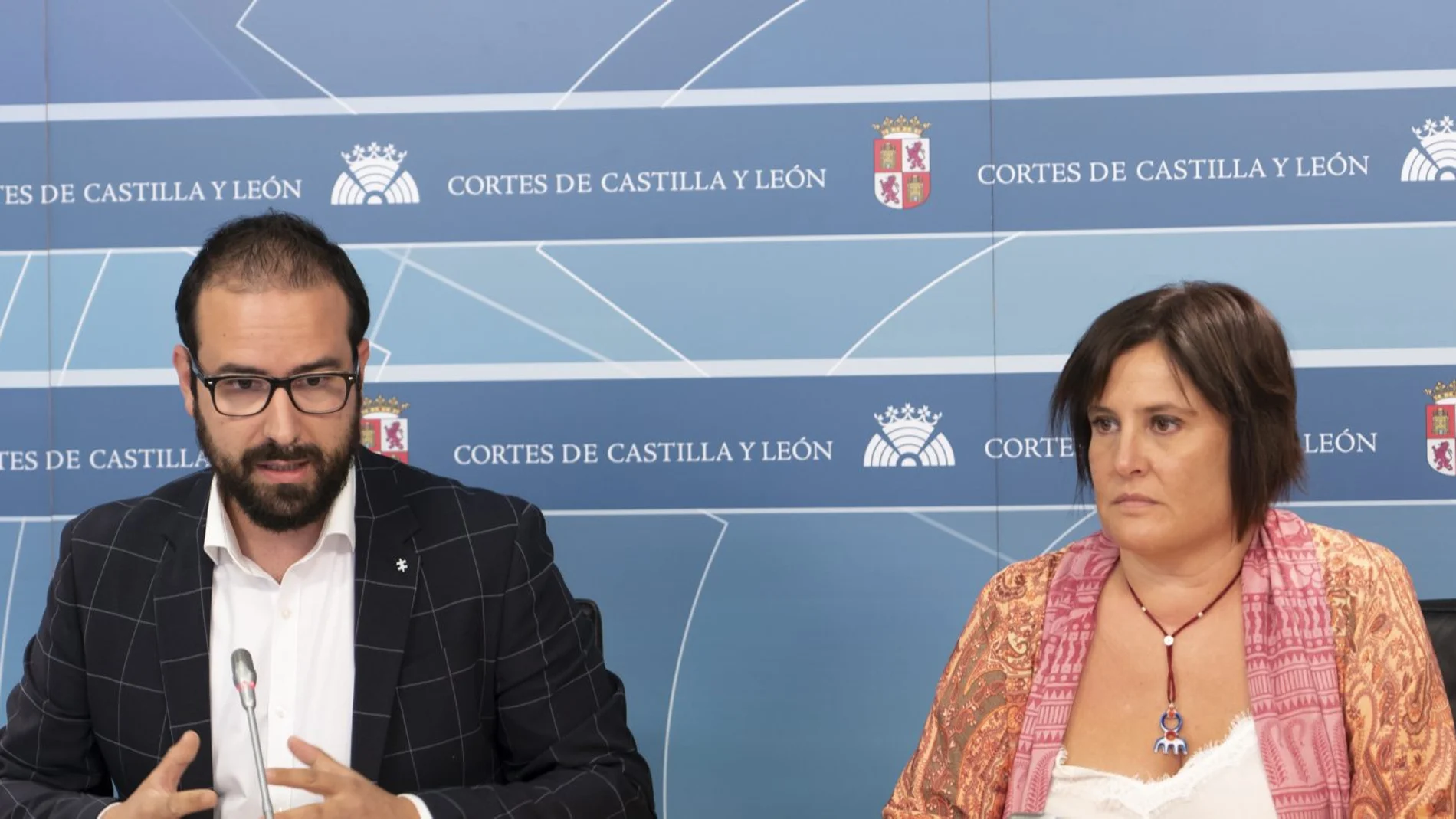 El coordinador del Área de Fomento, Turismo y Deportes del PSOE, Ángel Hernández, y María Rodríguez analizan el futuro Mapa de transporte por Carretera de Castilla y León