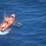 Imagen de archivo de un buque de Salvamento Marítimo rescatando a los ocupantes de una patera