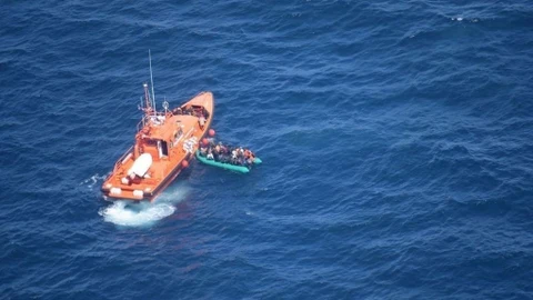 Imagen de archivo de un buque de Salvamento Marítimo rescatando a los ocupantes de una patera