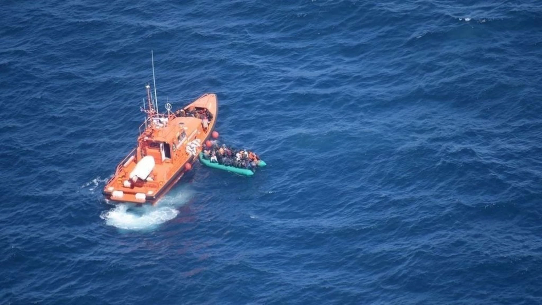 Sucesos.-Rescatada una patera con 78 personas en aguas del Mar de Alborán, donde se buscan otras dos embarcaciones