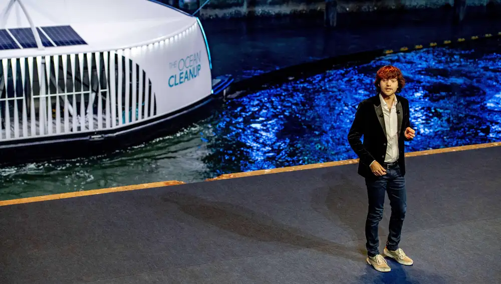 Rotterdam (Netherlands), 26/10/2019.- Dutch Founder Boyan Slat of The Ocean Cleanup during the presentation in Rotterdam, The Netherlands, 26 October 2019, of the new technology for the expansion of the cleaning campaign. The new machine, the Interceptor, floats on rivers to sweep up the floating waste. (Países Bajos; Holanda) EFE/EPA/ROBINUTRECHT