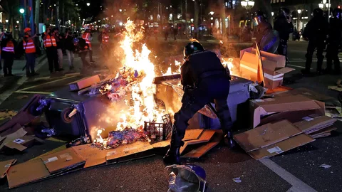 Imágenes de algunas de las protestas de los independentistas radicales del año pasado en octubre en el centro de Barcelona.