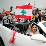 Una pareja de recién casados atraviesa una manifestación antigubernamental en Beirut / Reuters