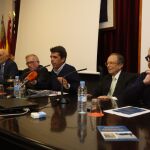 El presidente de la Diputación de Alicante, Carlos Mazón, en el centro de la imagen