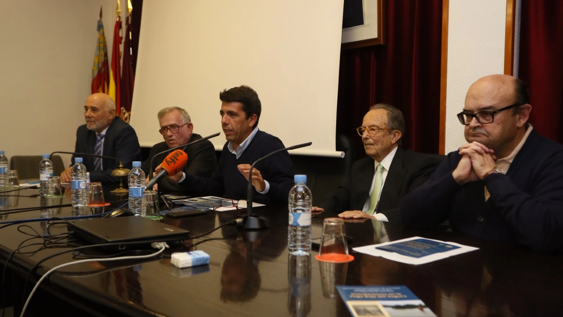 El presidente de la Diputación de Alicante, Carlos Mazón, en el centro de la imagen