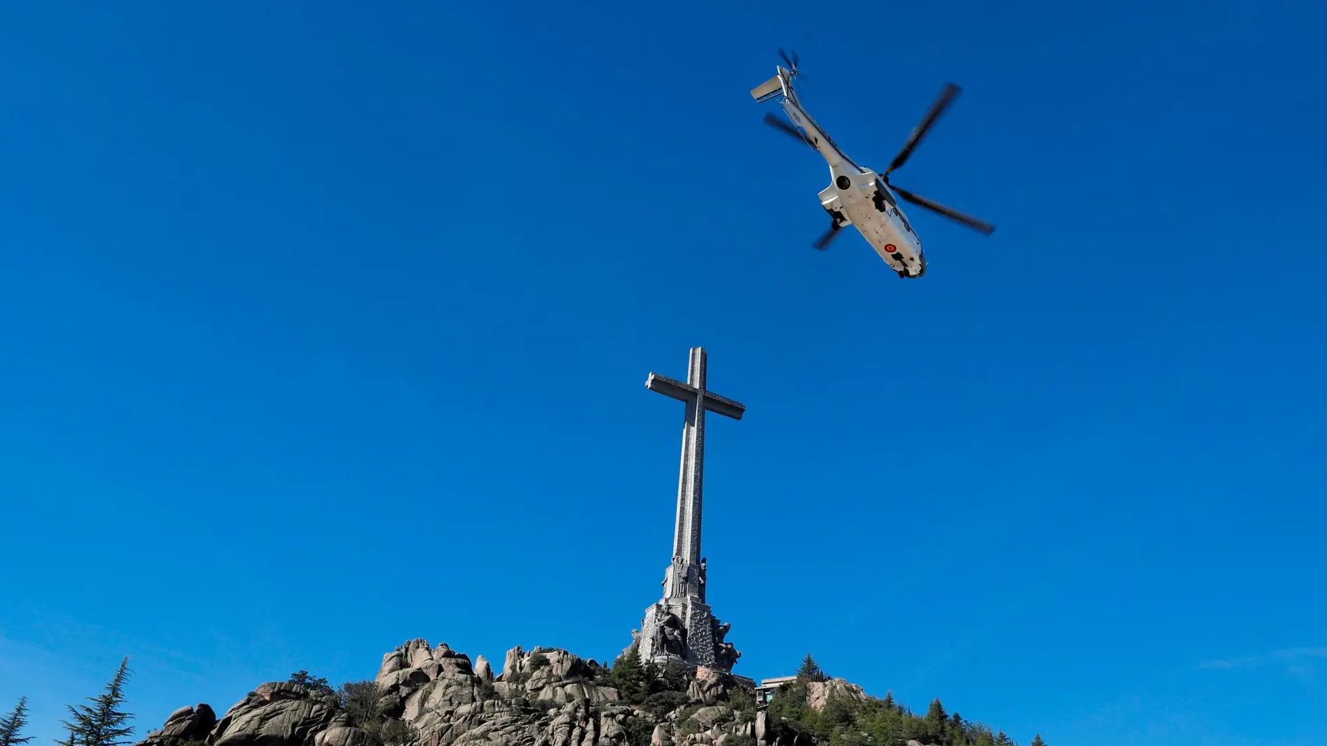 El helicóptero con los restos de Franco sale del Valle de los Caídos el 24 de octubre de 2019