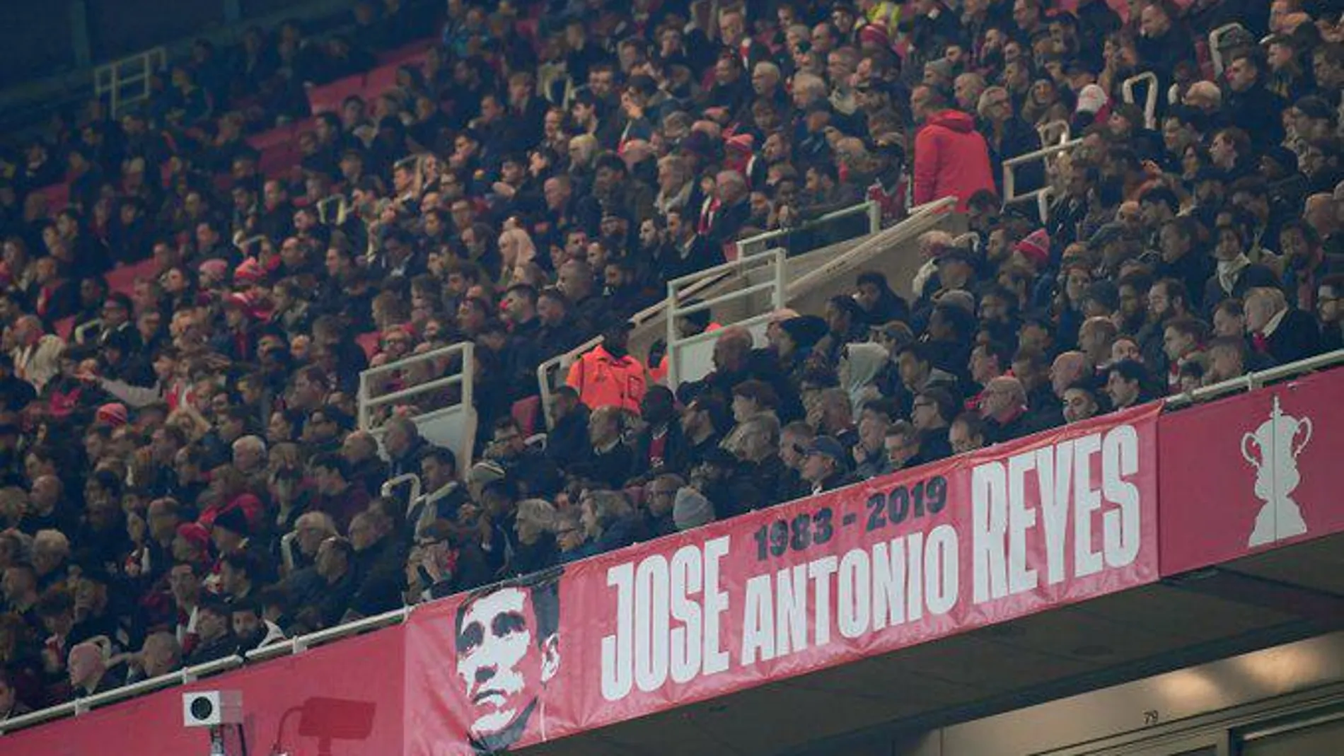 La afición del Arsenal no se olvida de Reyes