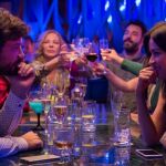 Álvaro Morte como Óscar y Verónica Sánchez como Alejandra en "El Embarcadero"